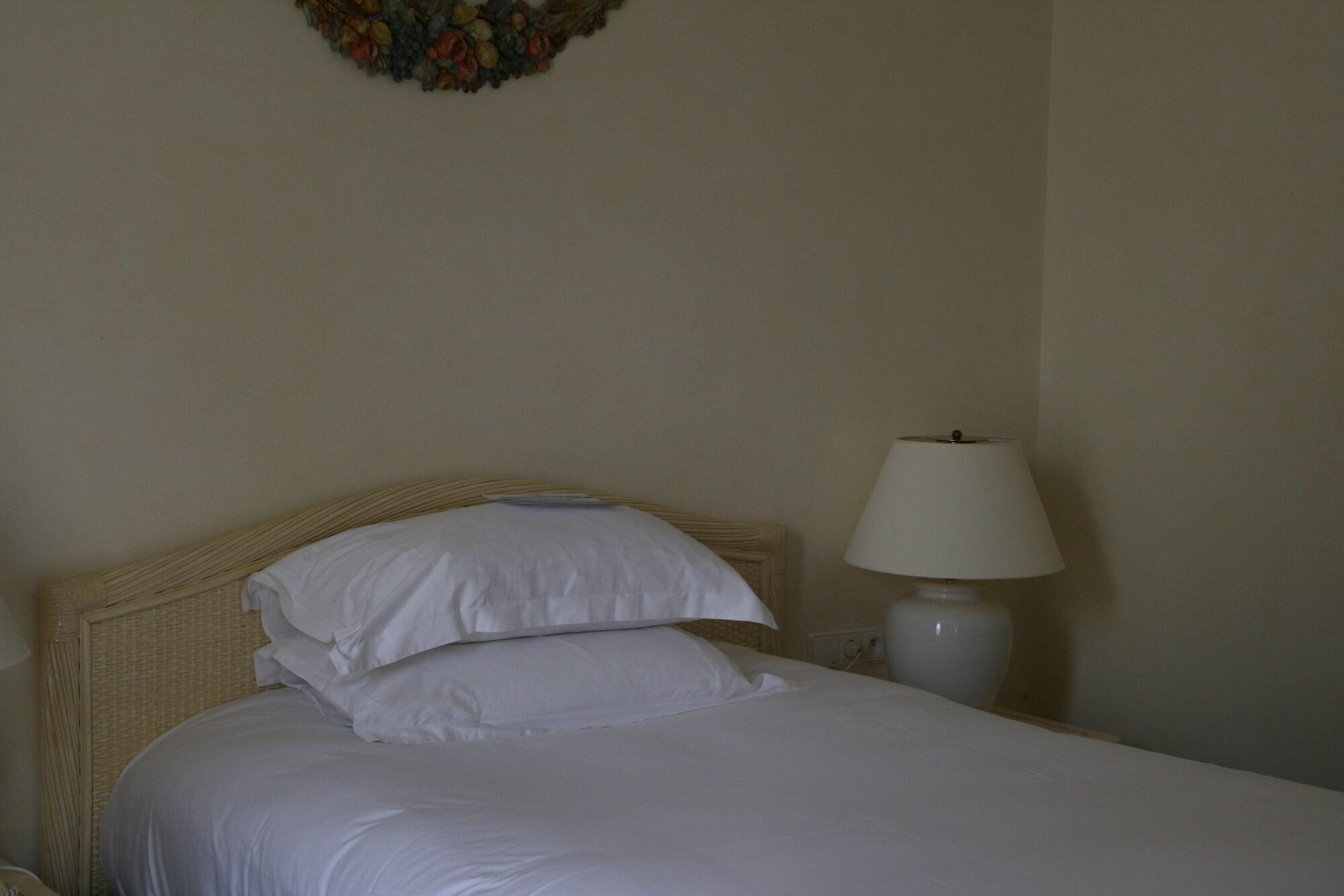 Celestins Spa Thermal & Hotel By Vy Resort Vichy Ngoại thất bức ảnh A bed with a pillow