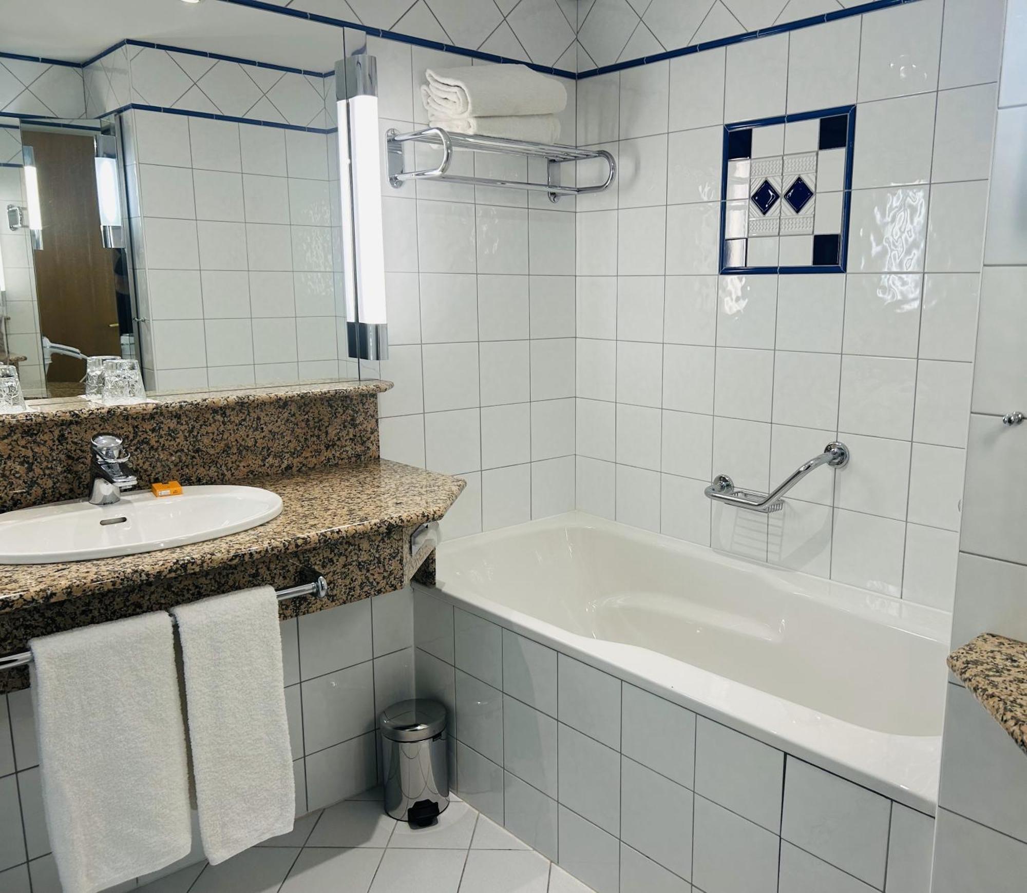 Celestins Spa Thermal & Hotel By Vy Resort Vichy Ngoại thất bức ảnh Bathroom with bathtub