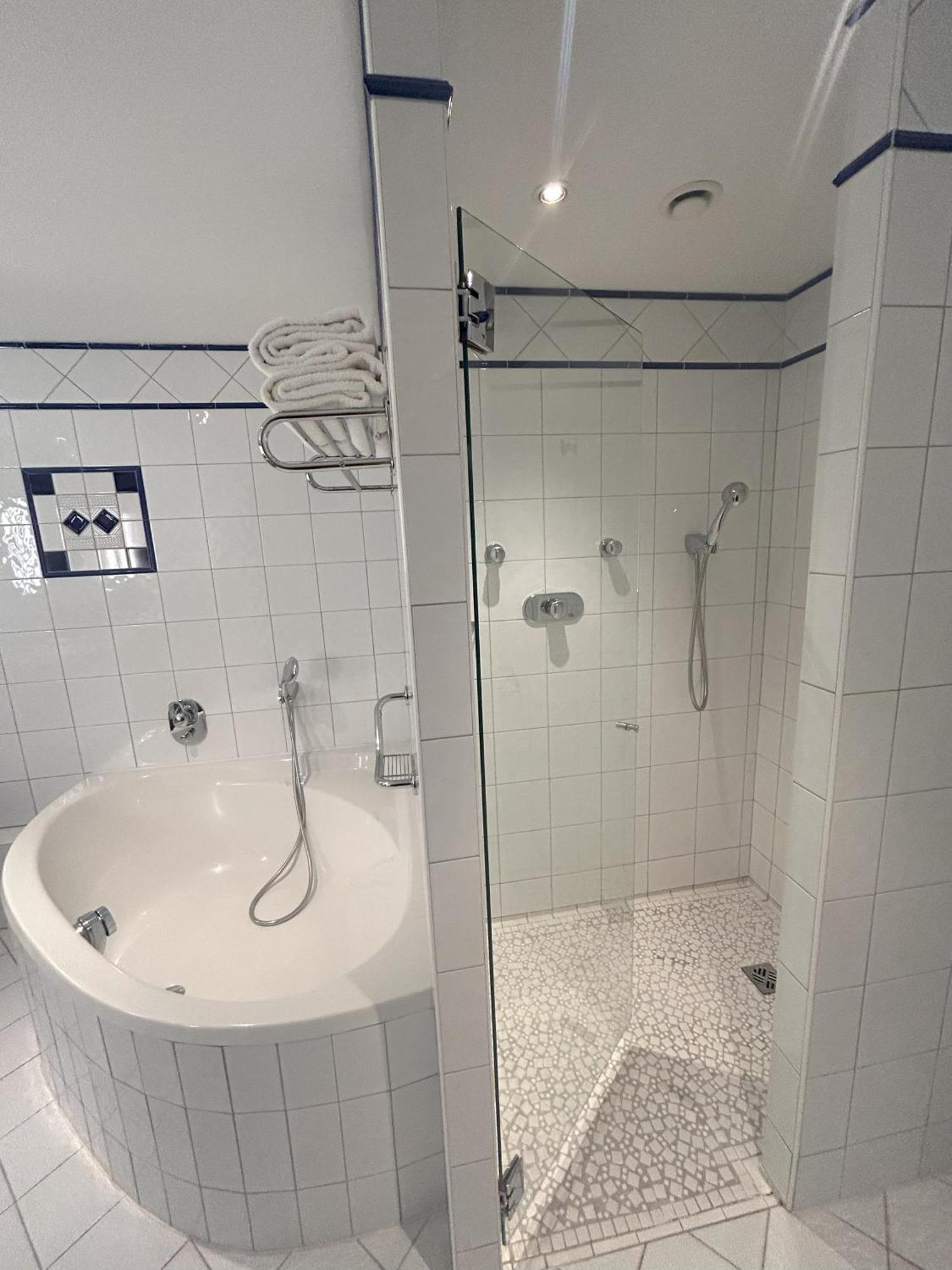 Celestins Spa Thermal & Hotel By Vy Resort Vichy Ngoại thất bức ảnh A shower cubicle