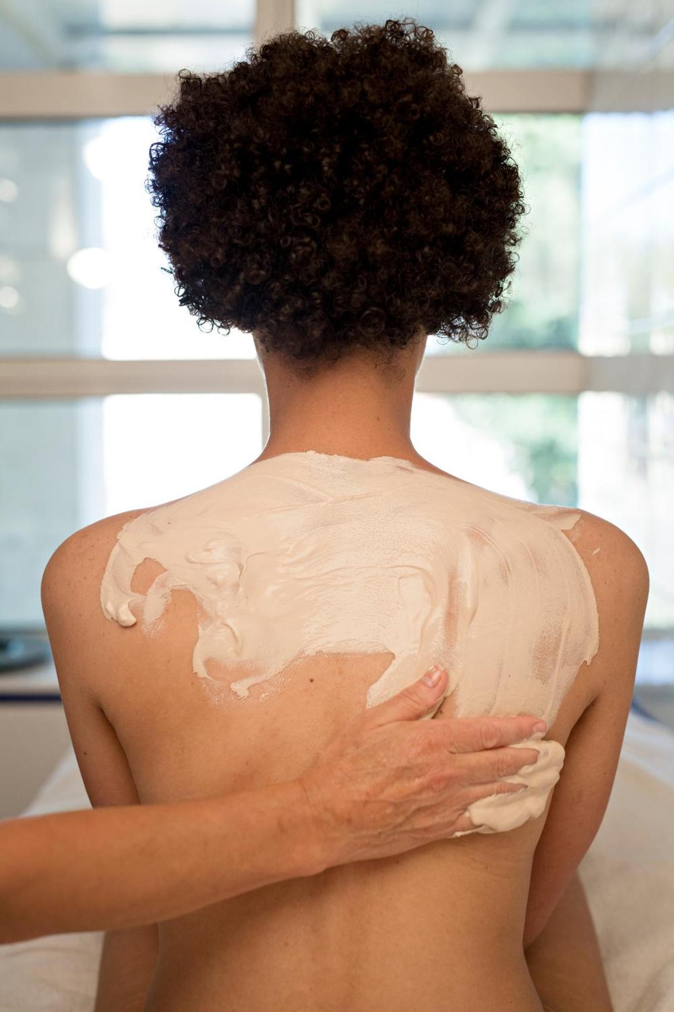 Celestins Spa Thermal & Hotel By Vy Resort Vichy Ngoại thất bức ảnh A woman applying a body mask