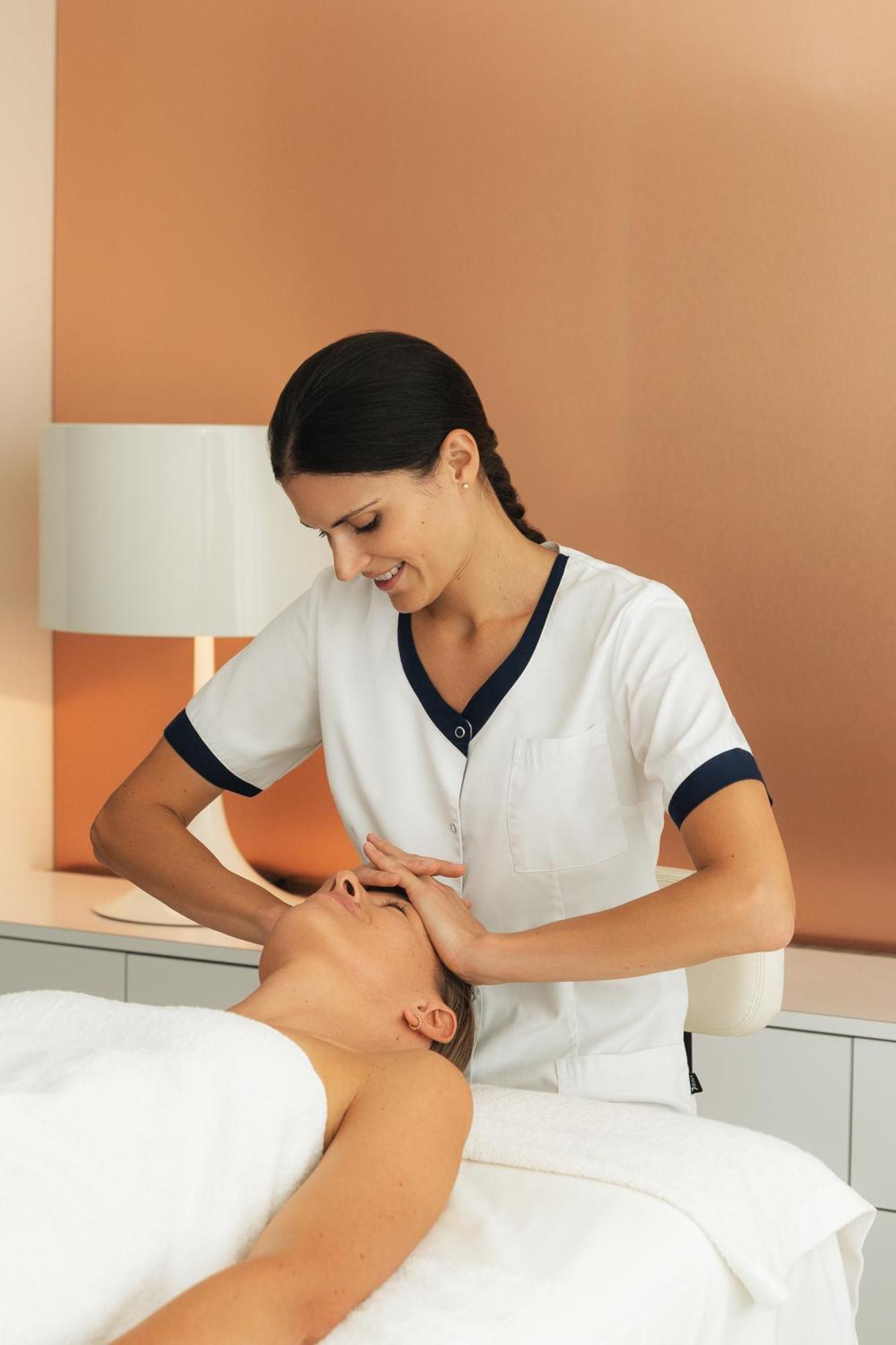 Celestins Spa Thermal & Hotel By Vy Resort Vichy Ngoại thất bức ảnh A spa employee giving a facial treatment