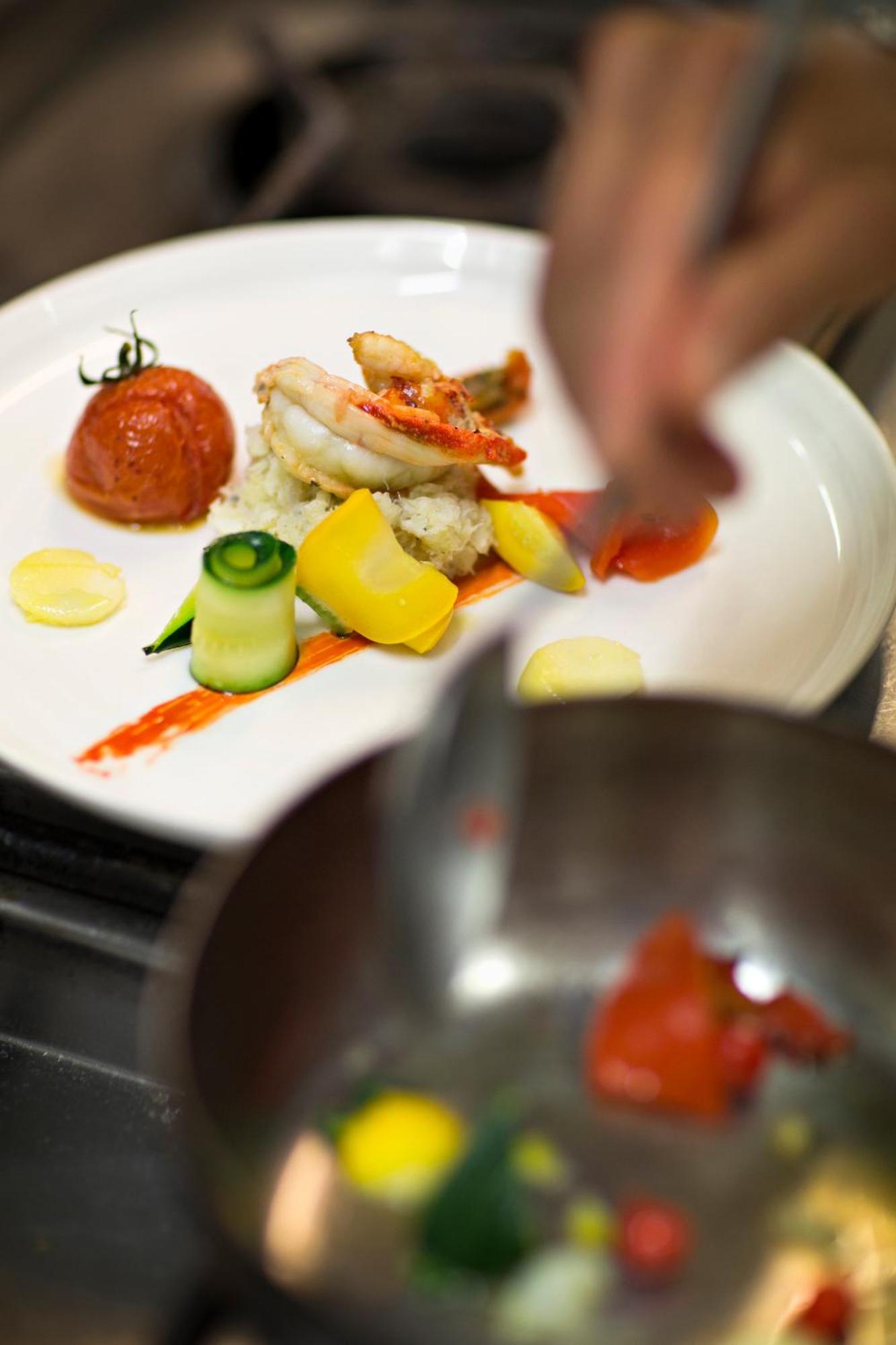 Celestins Spa Thermal & Hotel By Vy Resort Vichy Ngoại thất bức ảnh A chef finishing a plate