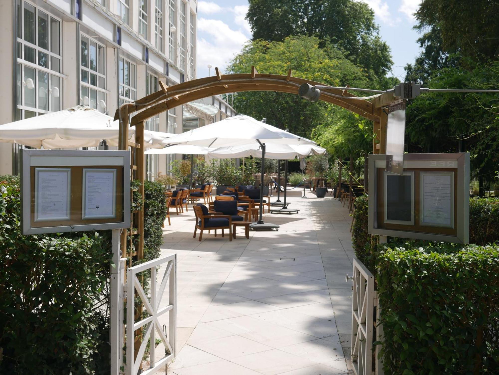 Celestins Spa Thermal & Hotel By Vy Resort Vichy Ngoại thất bức ảnh The courtyard at the London Business School