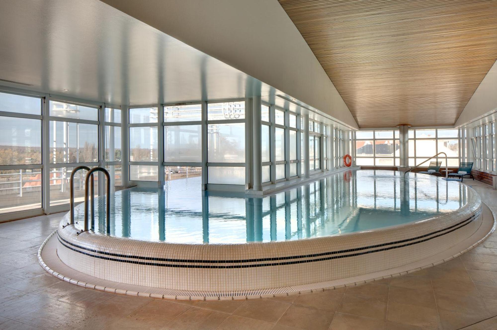 Celestins Spa Thermal & Hotel By Vy Resort Vichy Ngoại thất bức ảnh The swimming pool at the University of Bath
