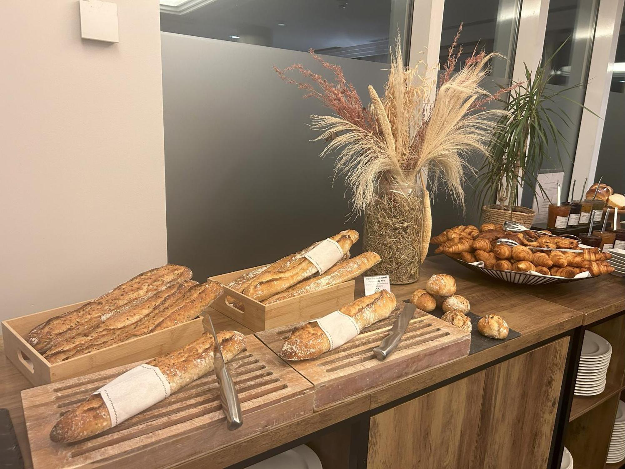 Celestins Spa Thermal & Hotel By Vy Resort Vichy Ngoại thất bức ảnh Bread and pastries at a buffet